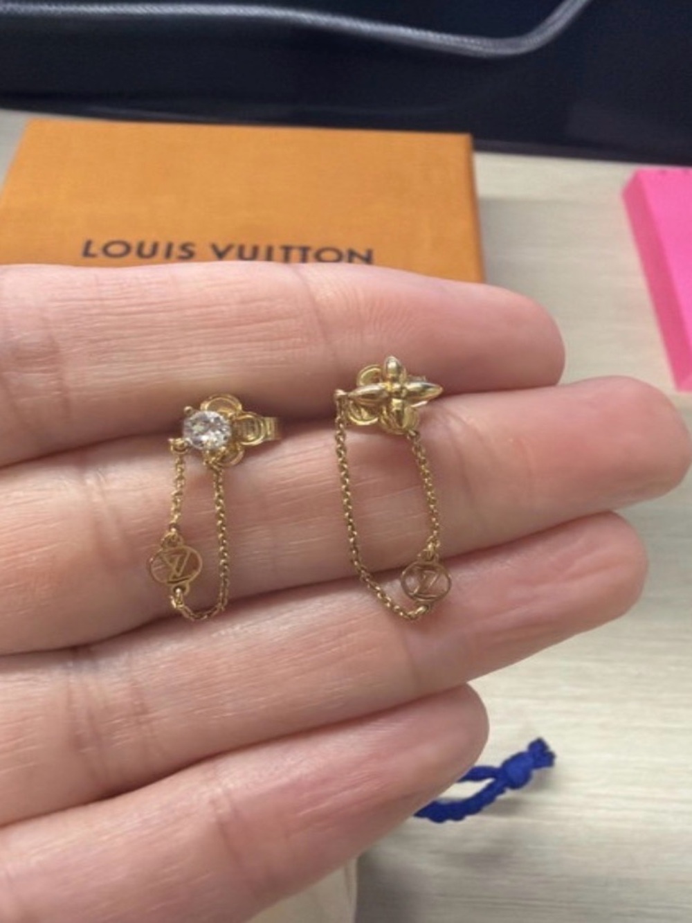 Louis Vuitton Petit Short Earring - LV Drop Chain Earrings - Gold - Picture 3 of 5